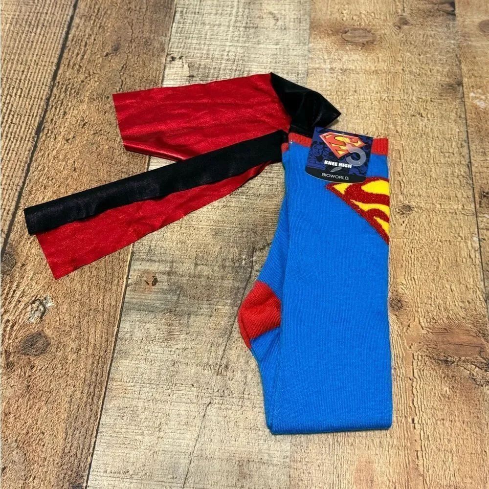 Superman Suit Up 1 Pair Knee High Socks with Shiny Cape DC Comics Bioworld NWT